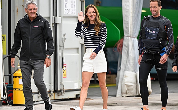 Imagen principal - Imitar el estilo de la duquesa de Cambridge es sencillo con estas prendas: bermudas de vestir de H&M (rebajadas ahora a 11,99 €); jersey punto rayas de Mango (ahora a 12,99 €) y zapatillas Superga 2950 Cotu Unisex (54,95 €, en Zalando).