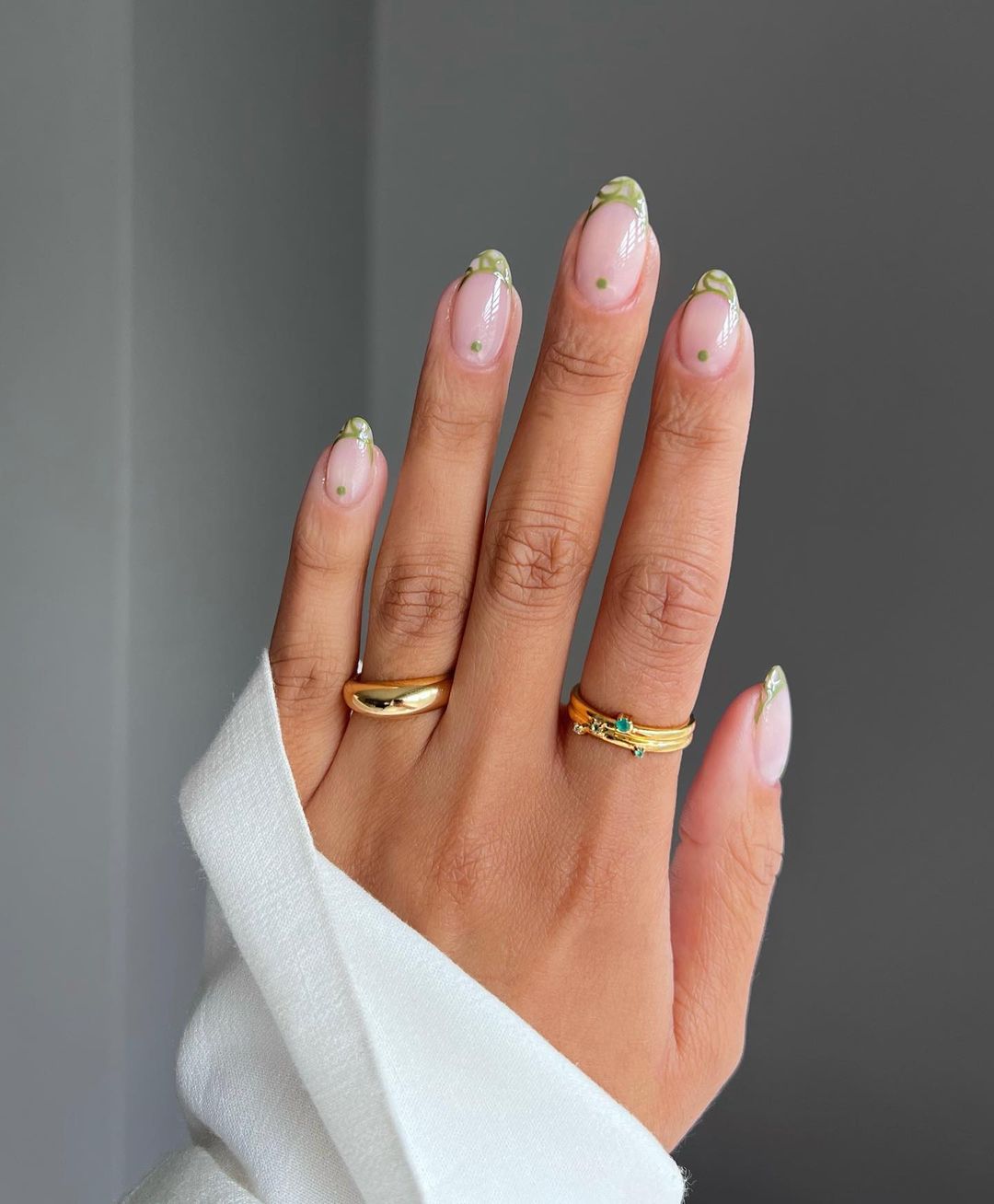 Manicura francesa combinada con puntitos. Combinar dos tendencias que arrasan como la manicura francesa y la manicura de puntitos es también una buena decisión. Se trata de pintar un puntito en casa uña del mismo tono que la parte superior. Este verde es original y muy acertado para el verano.