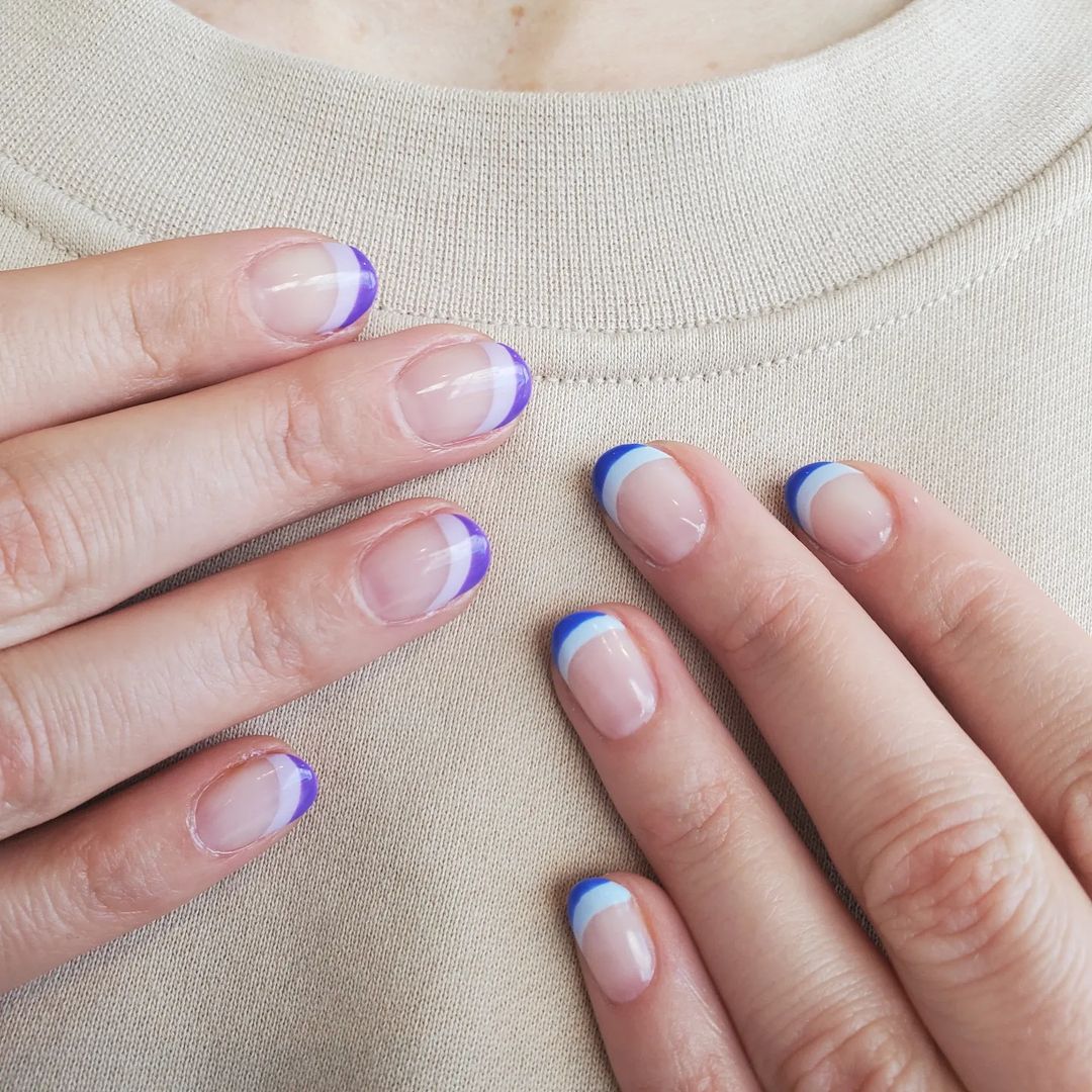 Manicura francesa doble. También queda muy bien pintar en la parte superior de la uña dos rayas de tonos diferentes. El verano es un buen momento para probar combinaciones más arriesgadas o elegir combinaciones que no fallan como el azul y el blanco.