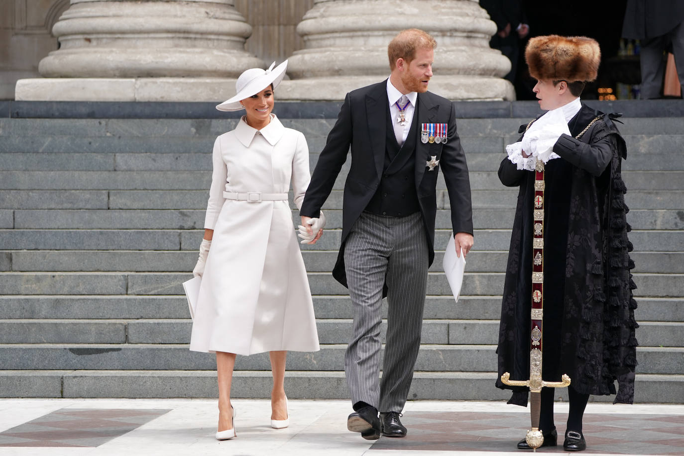 El blanco es el favorito para sus looks más  sobrios.  En la celebración del Jubileo de Platino de la reina Isabel II  el pasado mes de junio,  la norteamericana elegía un vestido diseñado a modo de abrigo de Dior, con cuello y manga larga, y que incorporaba un discreto cinturón en la cintura. Aunque quizá el toque más destacado era un sombrero a juego y unos salones del mismo color.  
