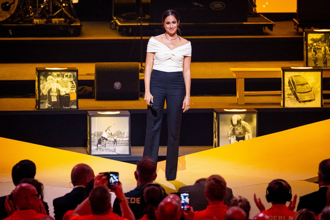 Para la apertura de los juegos mencionados escogió un look sencillo basado en un top fruncido de  color crudo y unos pantalones negros rectos.  También es ejemplo de simplicidad cuando la ocasión lo requiere, y además tan solo complementó el 'outfit' con un colgante dorado muy fino.