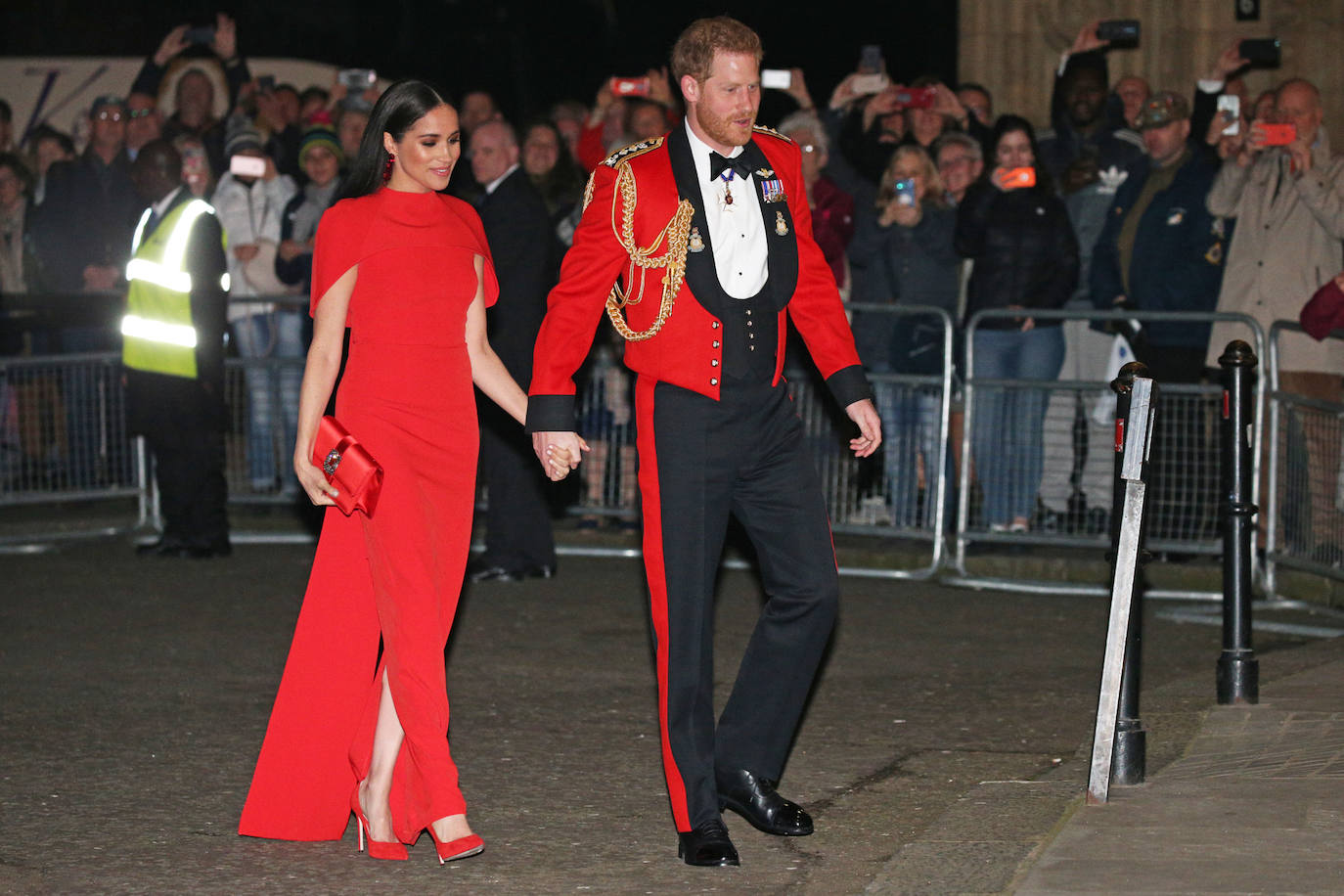 En un evento  en el Royal Albert Hall de Londres, en marzo de 2020, la esposa del príncipe Harry demostró que el rojo es uno de los colores que más le favorecen. En este color lucía un vestido  de crepé, con capa y de cuerpo entero de Safiyaa. Y además añadía accesorios en el mismo tono con lo que dejaba destacar sus rasgos y su melena.