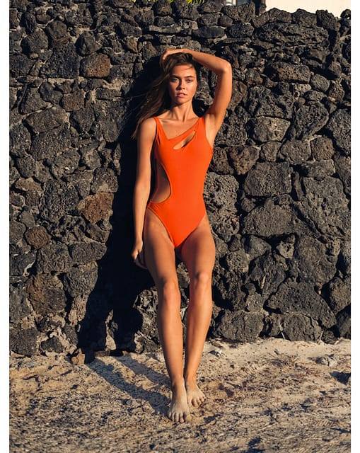 All Sisters tiene el bañador de estilo más moderno de toda la temporada ya que, además de su color naranja vistoso, presenta 'cut-out' en el escote, siendo ideal para mujeres a la última que quieran sentirse sexys y cómodas.  122€.