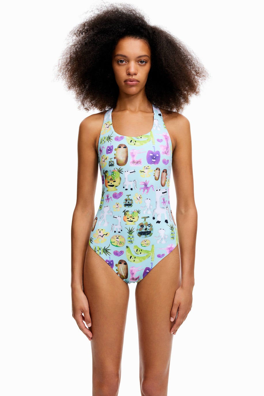 Un bañador más atrevido se presenta de la mano de Bimba Y Lola, con estampado 'blue Kentaki' en su modelo Kukua. El diseño combina elementos tropicales con  otros de fantasía que son el principal atractivo de la prenda de baño. Su precio está rebajado un 50% a 57€.