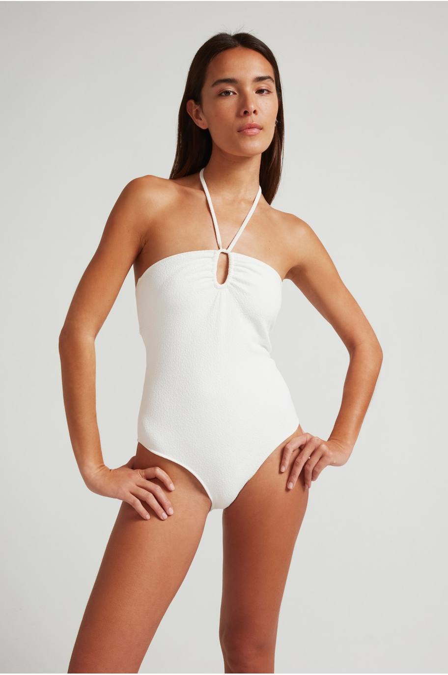 Robin Collection se suma a las más últimas tendencias con un un diseño de tirantes multiposición, lo que permite utilizarlo de forma distinta para diferentes ocasiones  y es un acierto para combinar con cualquier complemento. Su precio son 65,90€