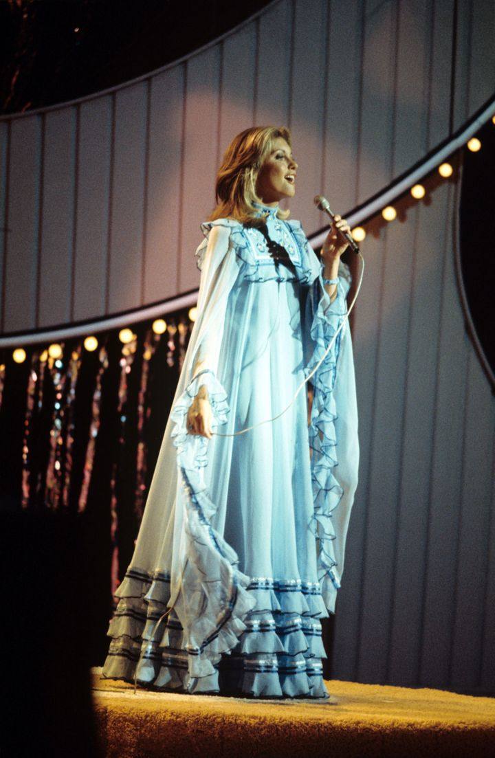 La actriz y cantante marcaba tendencia también en su participación en Eurovisión en 1974 con un maxivestido en tonos azules repleto de volantes. Al parecer posiblemente inspirado en uno de los diseños de Alessandro Michele para Gucci.