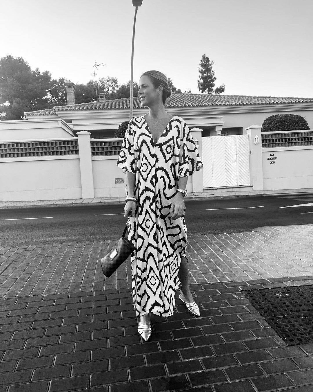 Amelia Bono, en su recorrido por la mejor selección de prendas veraniegas, añadía el caftán  como una de sus favoritas a través de redes sociales.  Este blanco con estampado en granate es un modelo estupendo para ir cómoda y elegante