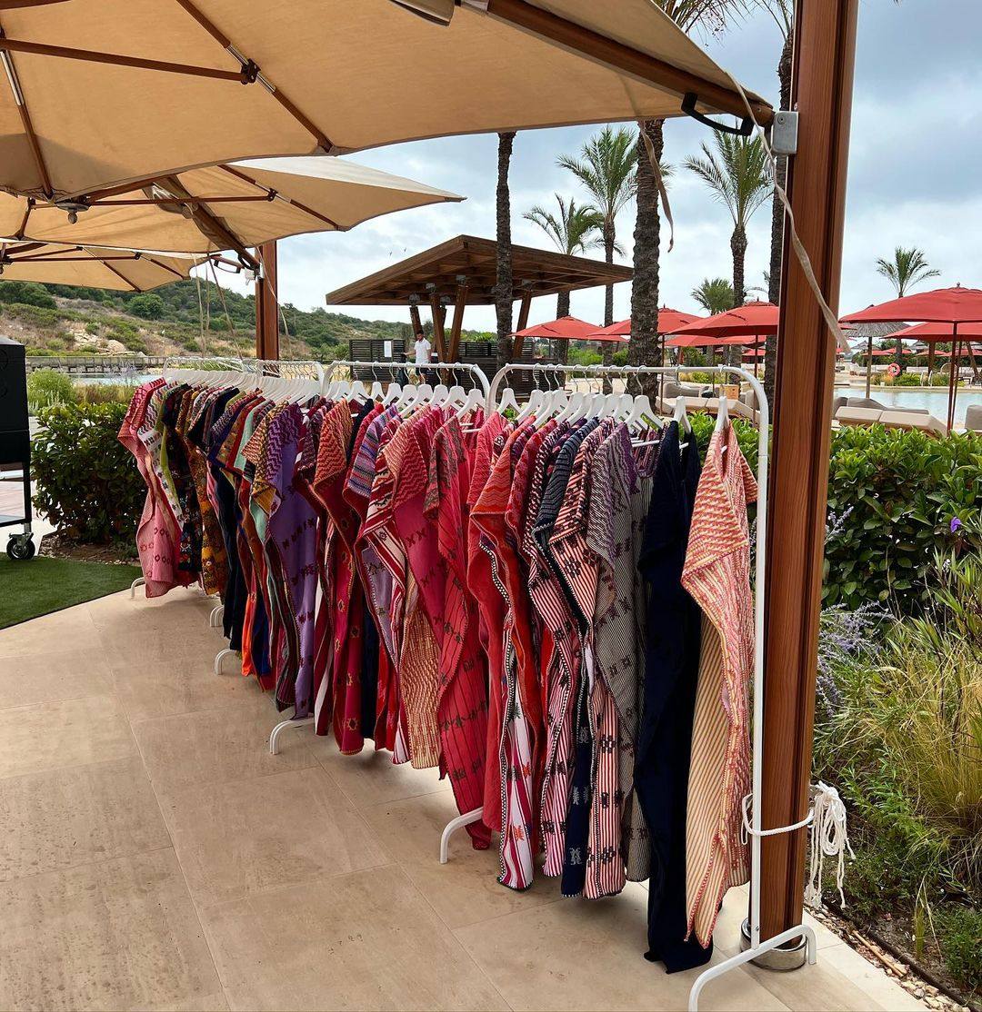 Coyuchi Kaftans es una firma española que confecciona sus modelos de edición limitada en México y se pueden comprar a través de Instagram. En la imagen los distintos tipos de  kaftans  de estampados y colores llamativos.