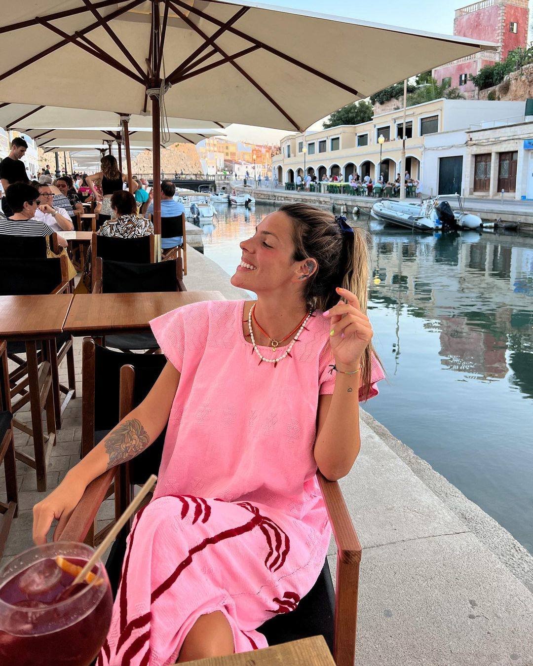 La 'influencer' Laura Matamoros también ha aparecido en varias ocasiones con este tipo de prendas, y además, correspondientes a la marca Coyuchi. En  la foto para Instagram aparece con un caftán en color rosa y dibujo de palmeras grandes en su parte baja. Una elección muy juvenil que combinó con unos colgantes desenfadados. 