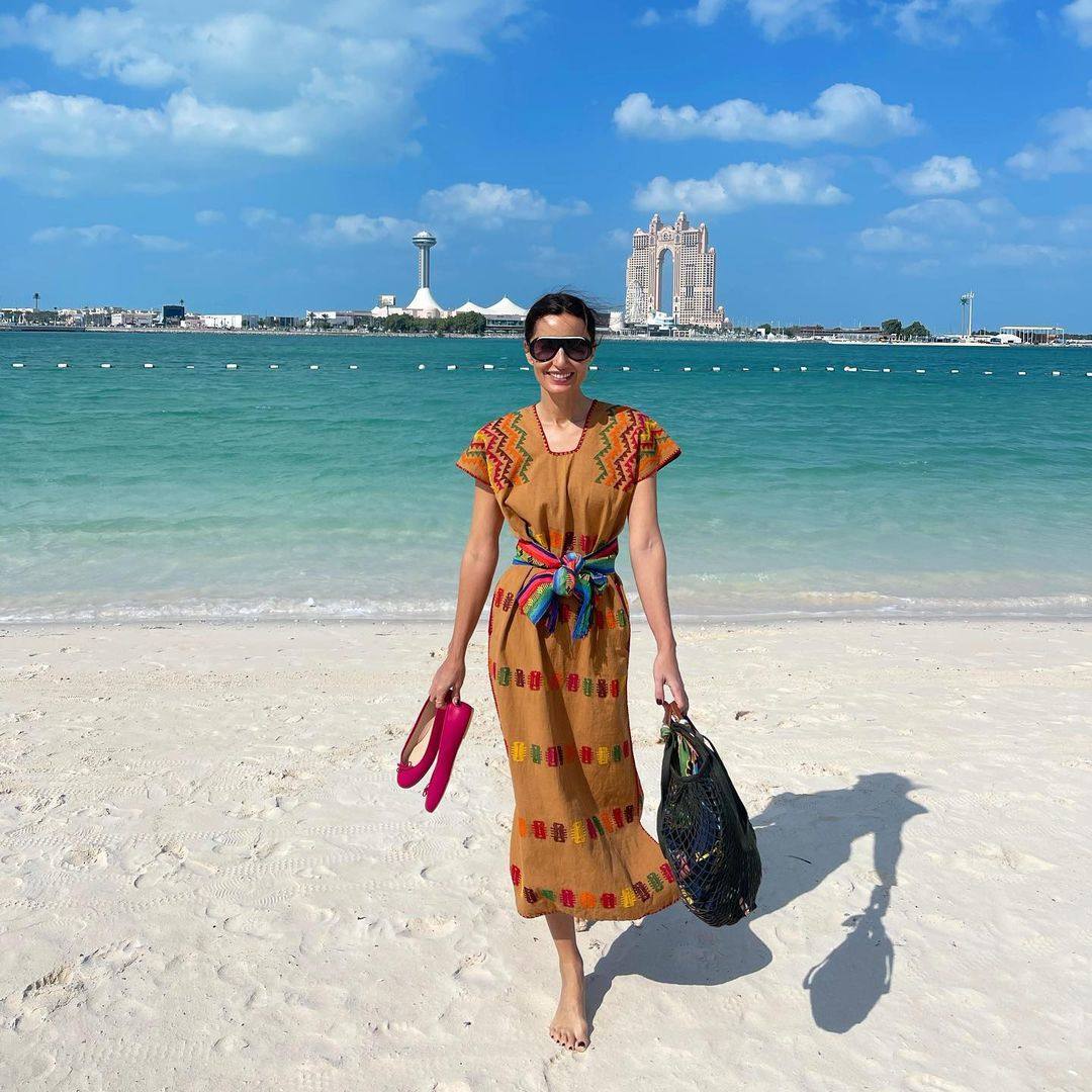 Mónica de Tomás se apunta también a la moda del caftán de  Coyuchi con un modelo más sobrio pero colorido que lució en Abu Dhabi como una de las pioneras en hacerlo: En el mes de enero