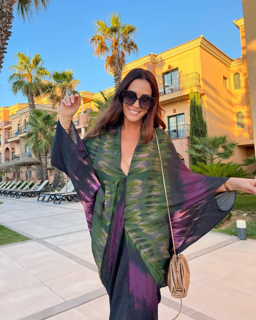 Vicky Martín Berrocal  se atrevía para su estancia en Punta Umbría con un caftán en tonos verdes y morados de Zara, que además de ser ideal para el destino  de la famosa, puede ser perfecto para  algún evento más importante.