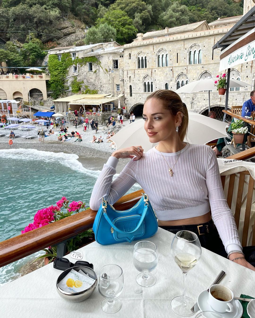 Seguramente este sea uno de los bolsos más baratos que se encuentran en su armario. Y, precisamente, es el de su marca Chiara Ferragni Brand. Aunque la influencer apuesta en sus colecciones por todo tipo de colores, este diseño en concreto se encuentra completamente agotado en todas sus versiones. El precio era de 150 euros.