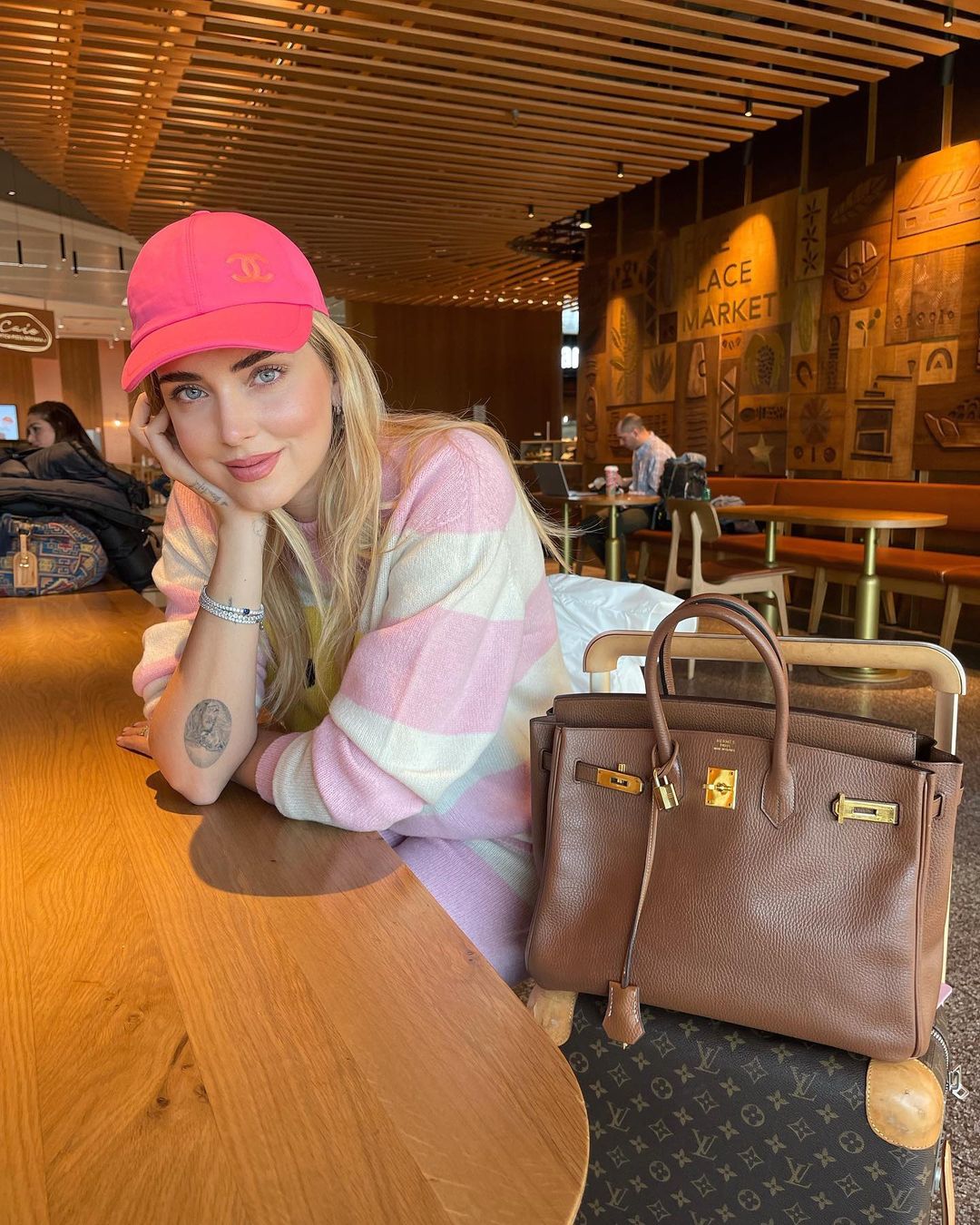 El Birkin de Hermés es posiblemente el bolso más extravagante que tiene la empresaria ya que además de estar agotado en estos momentos, Farfetch, empresa portuguesa minorista de bienes de lujo, lo vende por cerca de 44.000 euros.