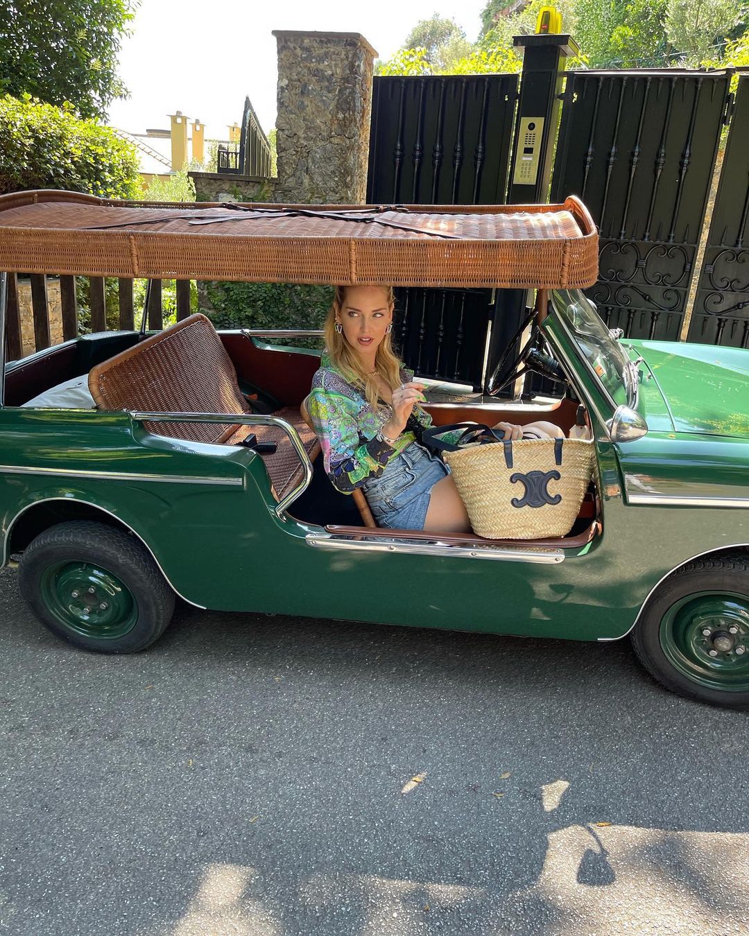 En cualquier evento, Chiara Ferragni no se olvida de su complemento estrella. En este caso luce un amplio capazo de hojas de palma y piel de becerro en color caqui, cuyo precio asciende a los 520 euros. Se puede adquirir en Celine.