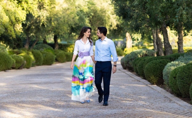Hussein paseando junto a Rajwa Al Saif con un una falda de Sara Roka y pendientes de Stephen Webster