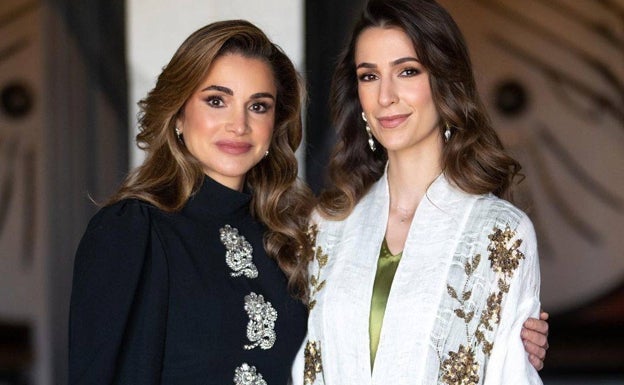 La reina de Jordania junto a Rajwa Al-Saif en el anuncio de su compromiso con el príncipe Hussein