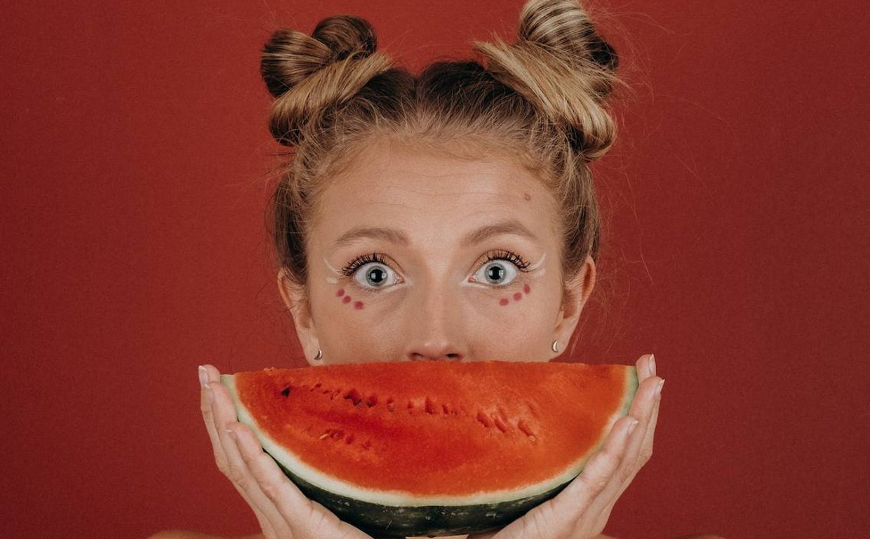 El nuevo reto viral de TikTok, usar frutas para maquillarse, puede provocar alergias y otras reacciones cutáneas.