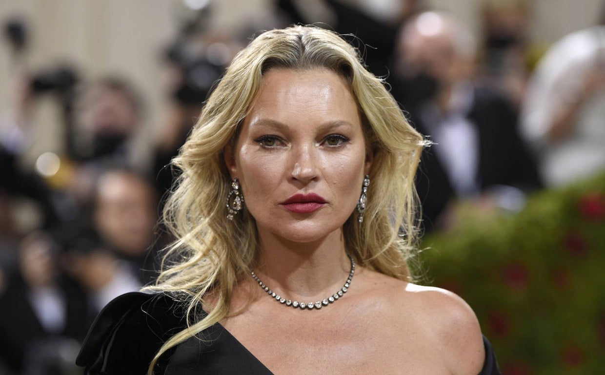 Kate Moss lanza su propia firma de belleza y bienestar bajo el nombre de Cosmoss.