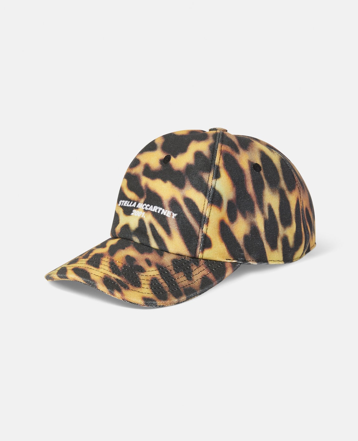 Estas gorras no pasan de moda y son tanto para el verano como para el invierno. Con un estampado tendencia año tras año, Stella McCartney lanza su colección más atrevida. Disponible por 275 euros.