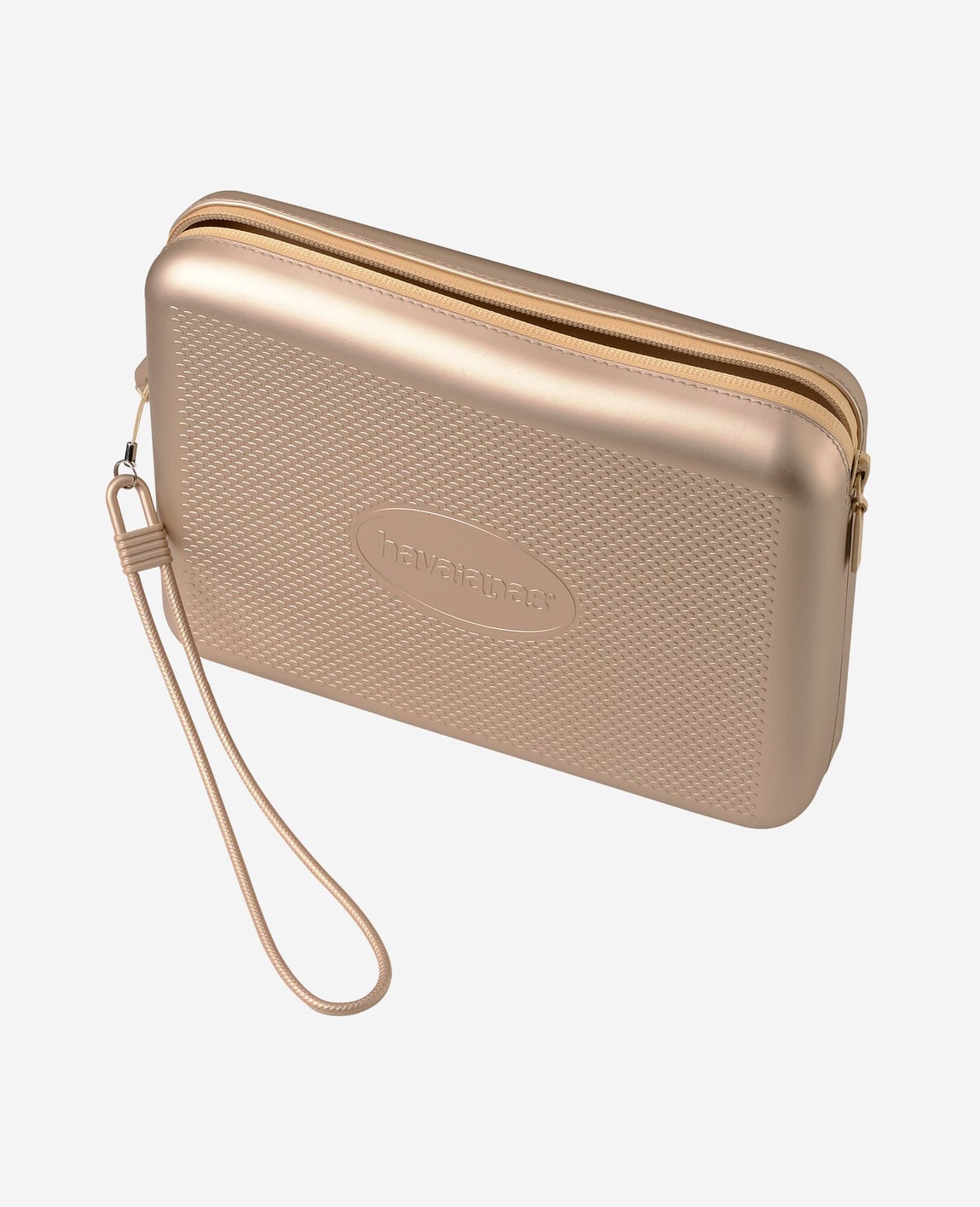 Todo look se completa con un buen bolso, es decir, aquel que combina a la perfección con el resto de complementos. En este minibolso de Havaianas coge todo lo indispensable: teléfono, llaves, tarjetas, así que es perfecto para llevarlo en la mano durante todo el día. Su precio es de poco más de 15 euros.