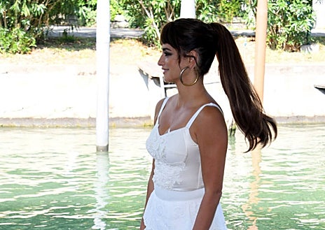 Imagen secundaria 1 - La actriz española ha lucido un look blanco con vestido de volantes, bolso y zapatos, junto a su cambio de look: flequillo postizo y coleta XL.  