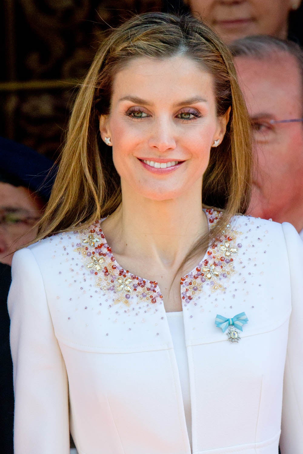 En 2015 se celebró la coronación, doña Letizia se convertía en reina de España. Se puede apreciar ya un cambio importante en el rostro, mucho armónico. 