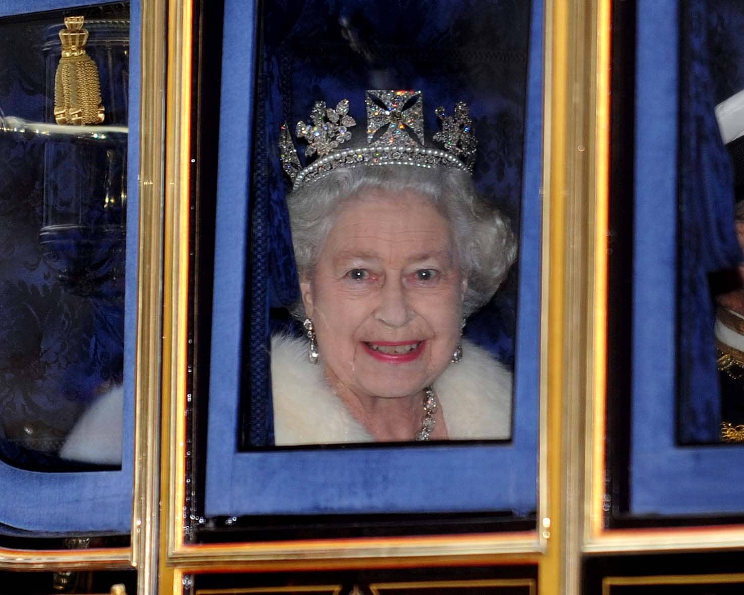 En la inauguración del año parlamentario en Reino Unido, la Reina utiliza la tiara del Estado, que se elaboró en 1820 para que el rey Jorge IV la usara el día de su coronación y que se compone de un total de 1.333 diamantes y 169 perlas. 