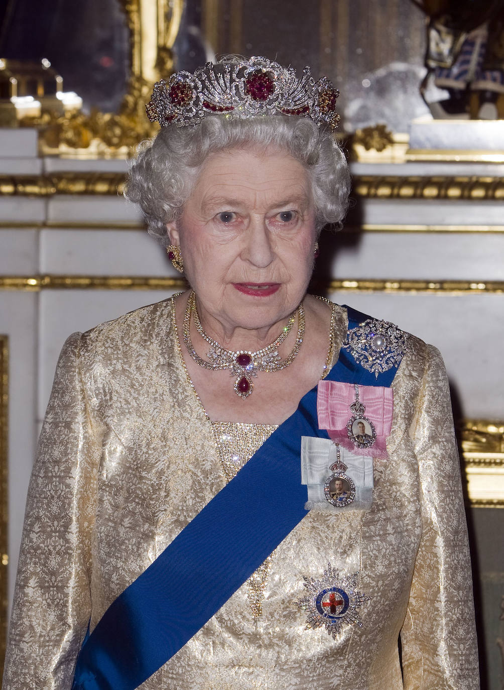 Otra de las joyas más exclusivas de la Reina Isabel de Inglaterra es la tiara de rubí birmano creada en 1973 por Garrad & Co. con oro y rubíes. 