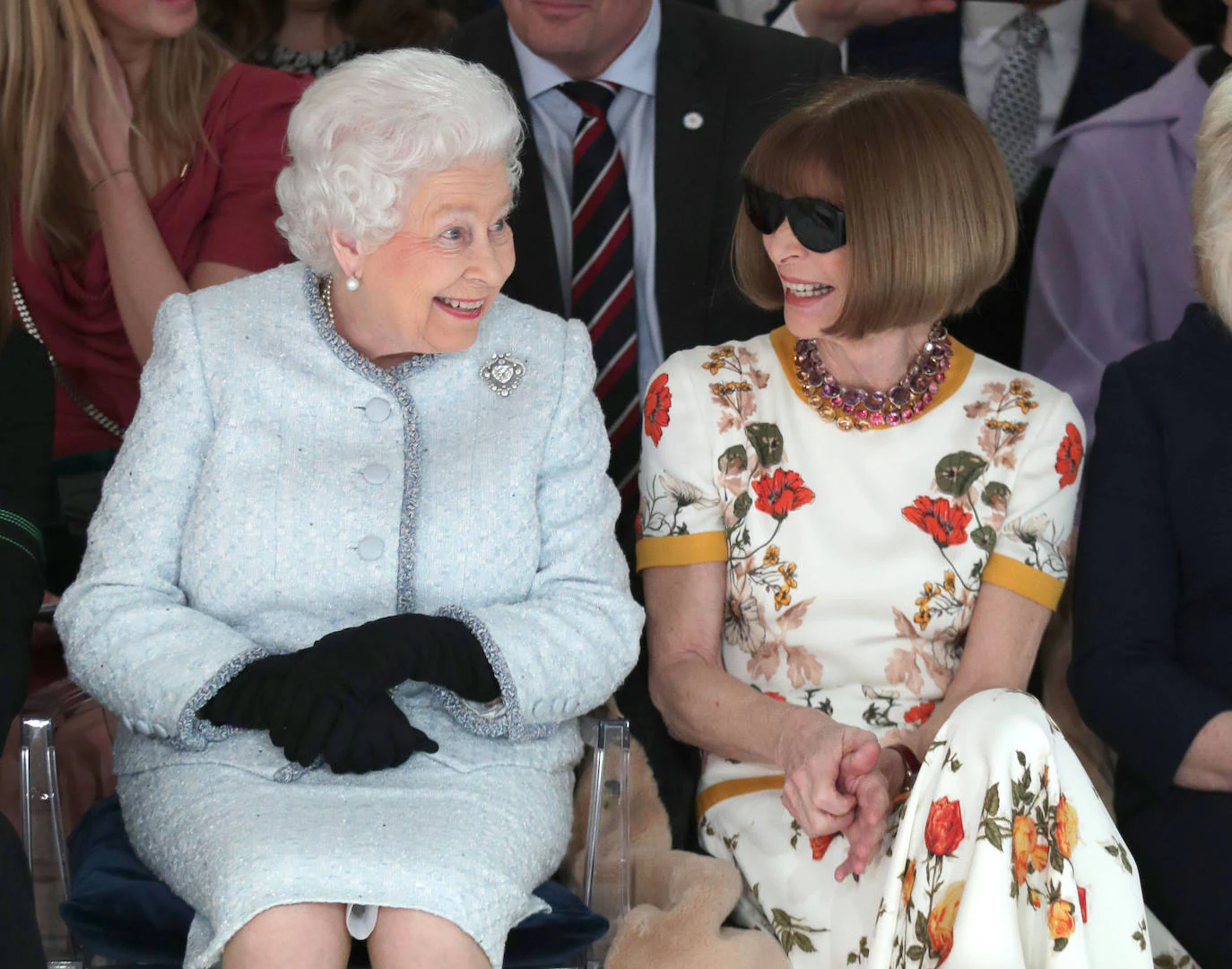 En la Semana de la Moda de Londres, junto a Anna Wintour, la Reina Isabel II de Inglaterra lució el borche Cullinan V, uno de sus favoritos. 