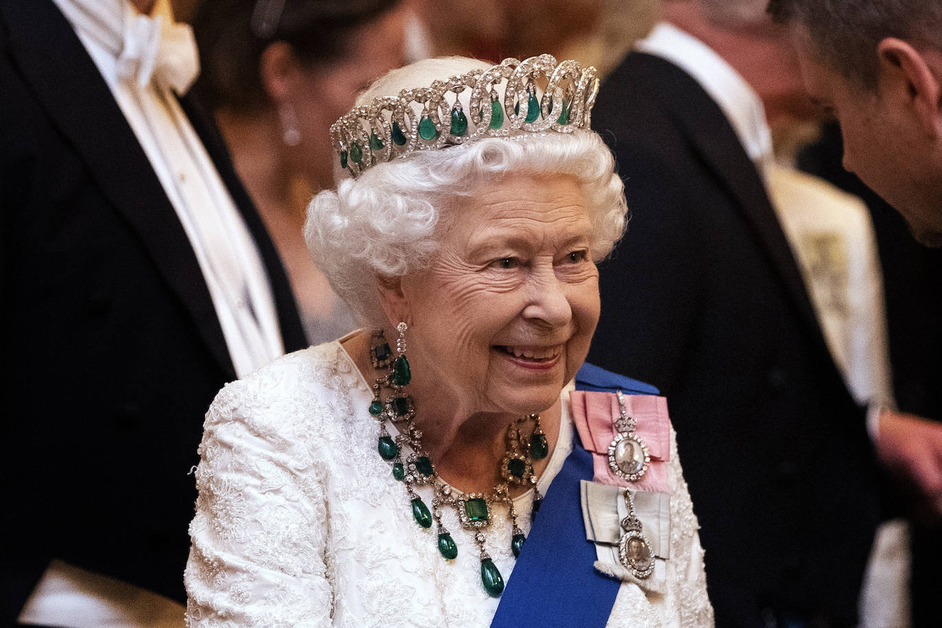 La Reina II de Inglaterra con la tiara Vladimir, una de sus joyas más emblemáticas, que lució en 2019 a juego con un impresionante collar. Ambos con esmeraldas. 