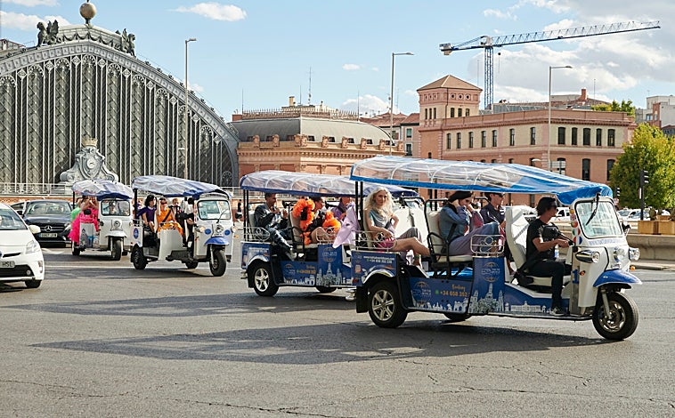 Imagen principal - Desfiles urbanos en las calles de la capital