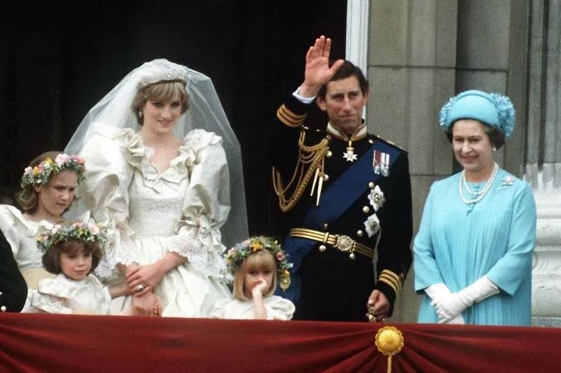 La boda del entonces príncipe Carlos con Diana de Gales el 29 de julio de 1981 fue otro de los momentos de la Casa Real británica que quedó para la historia. Para la celebración, la Reina se decantó por un vestido en azul turquesa con acabado plisado y manga francesa que combinó, como era habitual en la mayoría de sus estilismo, con un tocado en el mismo color, guantes y su inseparable bolso de mano. 