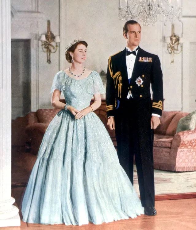 En sus primeros posados reales junto al que ya entonces era su marido el Duque de Edimburgo, la Reina Isabel hacía gala de un armario digno de cualquier estrella de Hollywood de la época. En la imagen, el matrimonio vestido de gala en 1953, mismo año de su coronación como Reina de Inglaterra. 
