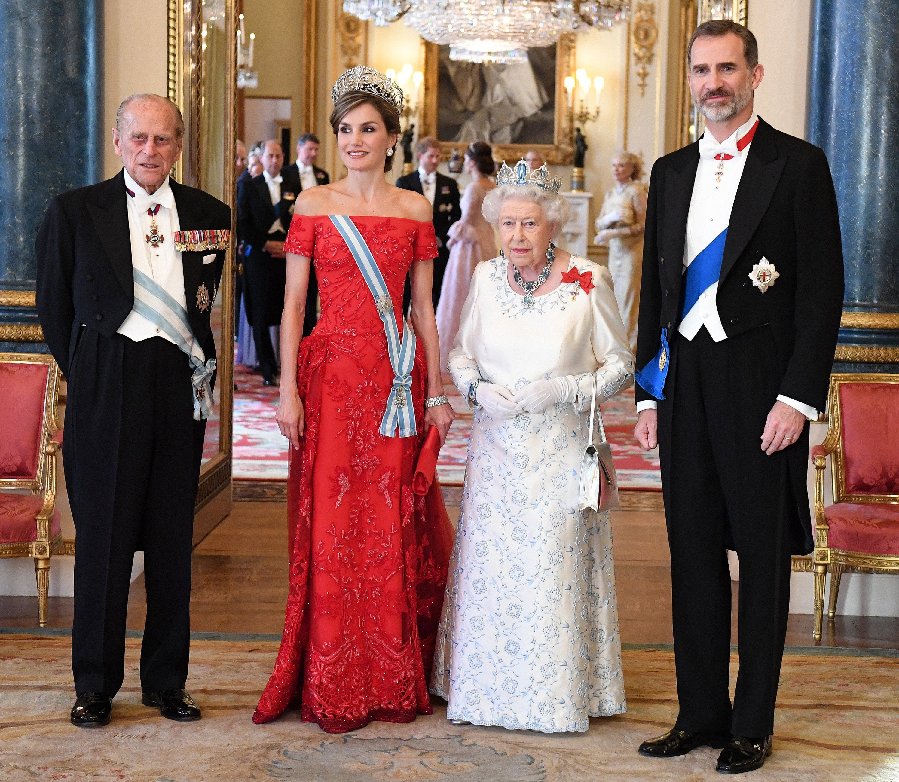 Durante la visita del Rey Felipe y la Reina Letizia a Reino Unido en el 2017, la Reina Isabel hizo gala de su elegancia y estilo. Mientras que doña Letizia escogió un también recordado diseño rojo de su diseñador de cabecera Felipe Varela y su tiara Flor de Lis, la Monarca británica apostó por un vestido blanco con bordados en tonos celestes y su inseparable bolso, en esta ocasión en color blanco. 