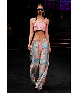 Imagen secundaria 2 - Modelos durante el desfile número 50 de Custo Barcelona en NYFW