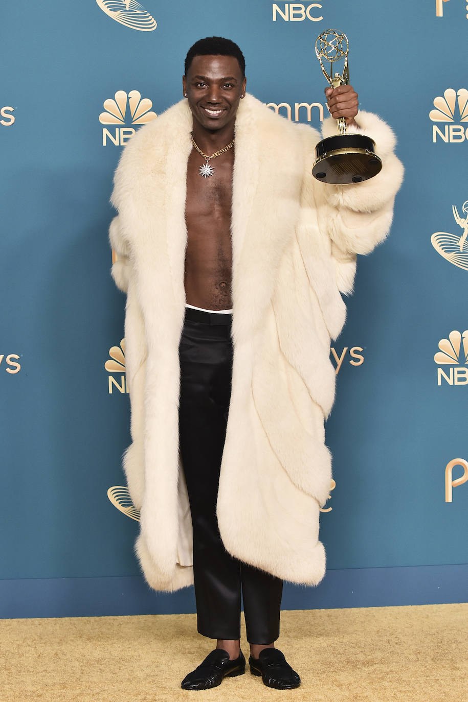 El actor Jerrod Carmichael ha lucido pantalones Gucci con abrigo vintage y colgante. 