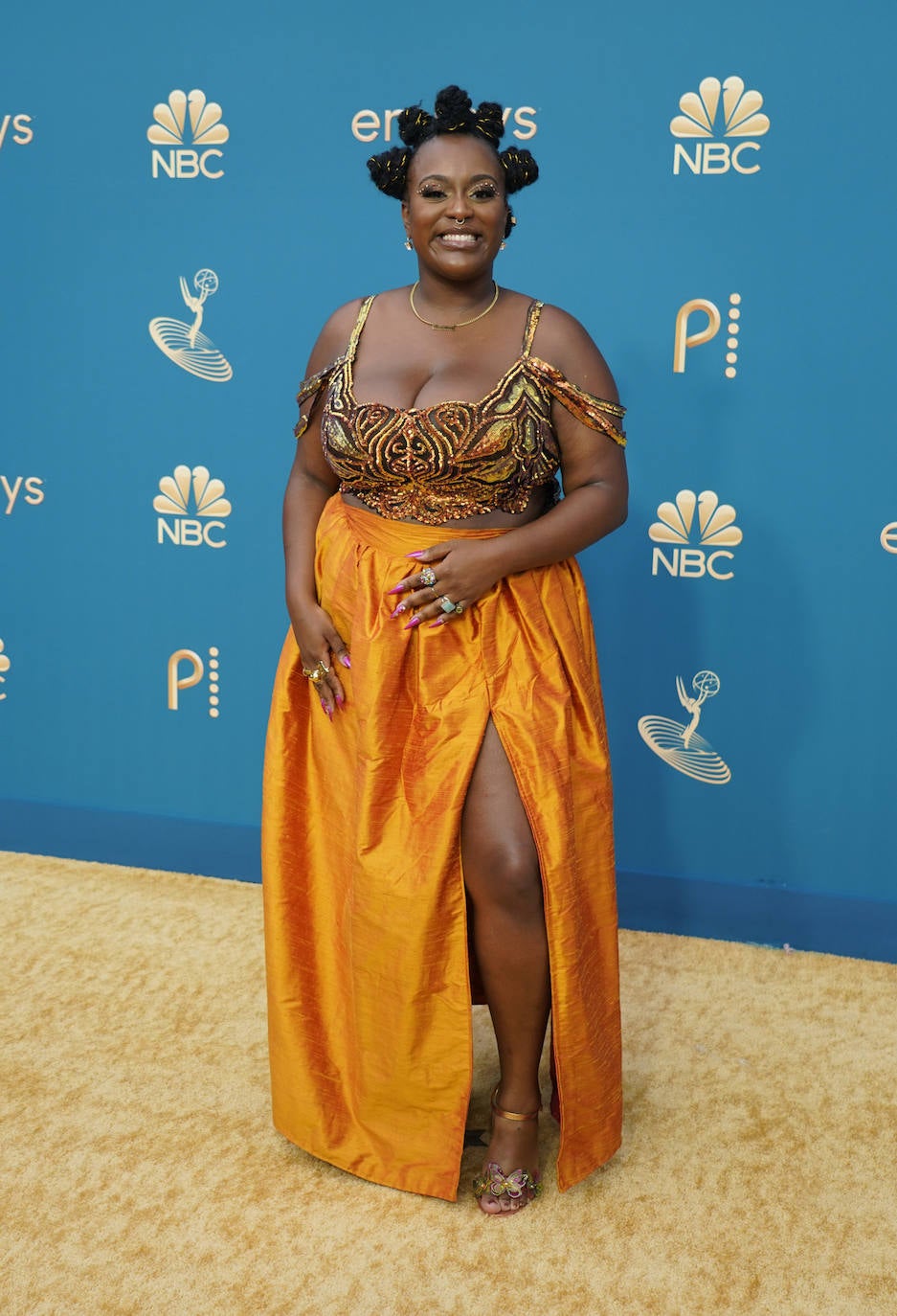 Makiah Green también ha destacado por los detalles y el color de su look. Una falda de naranja intenso combinada con un top en tonos dorados.