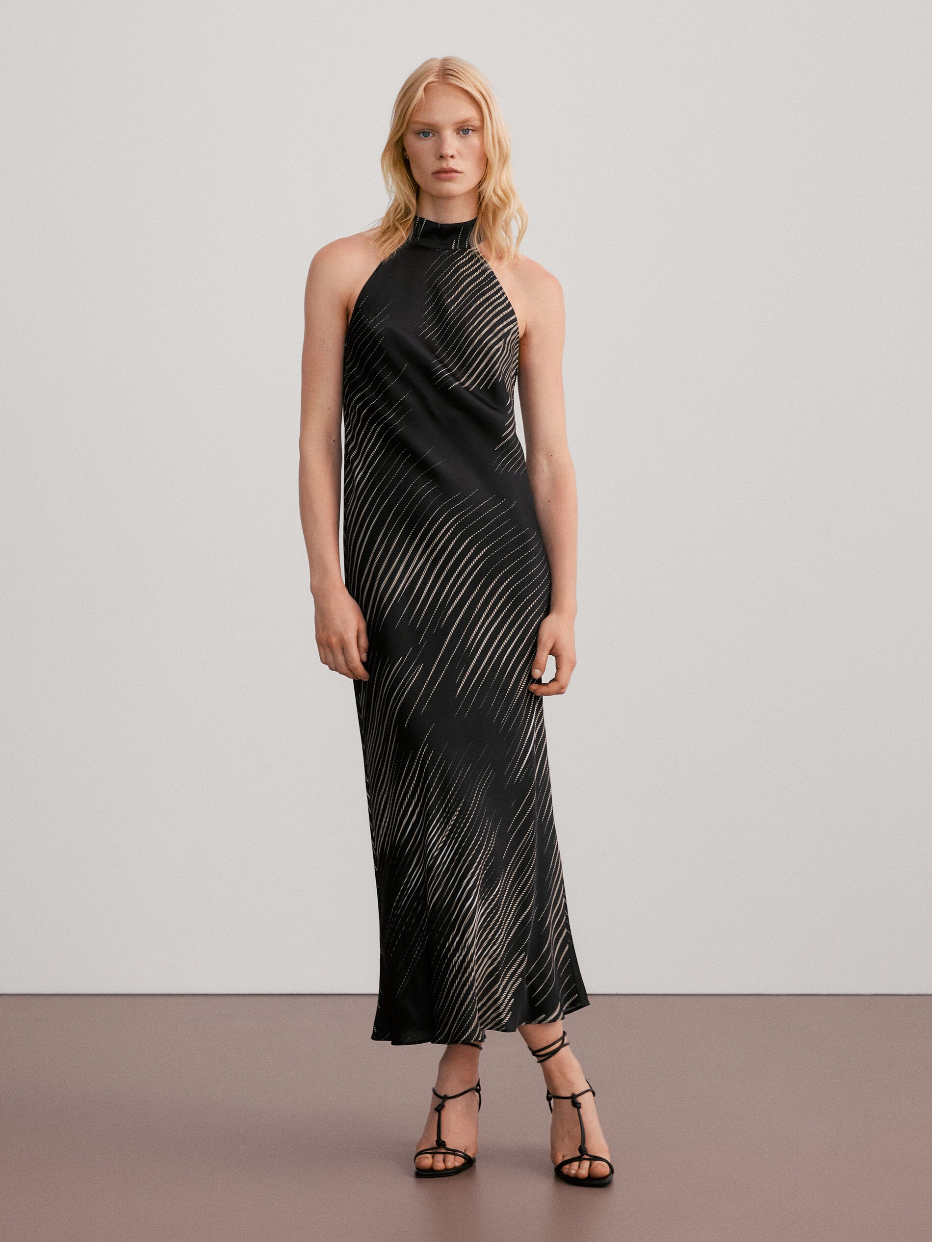 En Massimo Dutti hay gran variedad de diseños para todo tipo de eventos. Este vestido con cuello halter está disponible por 99,95 euros.