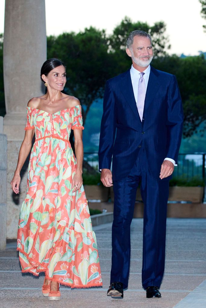 2022 - En este último año, la reina doña Letizia ha dejado grandes momentos de estilo. Durante sus vacaciones de verano en familia, apostó por un deslumbrante diseño de Charo Ruiz en una recepción en el Palacio de Marivent, haciendo sin duda un guiño a la moda balear. 