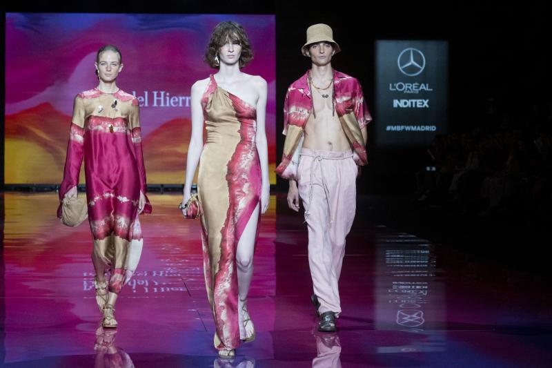 Una propuesta rompedora que cuenta con una amplia gama cromática, tejidos y siluetas, manteniendo una vez más los nexos de unión entre hombre y mujer