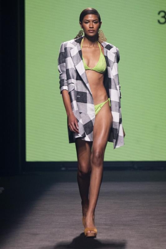 Moda de baño y algo más en la pasarela de Aurelia Gil