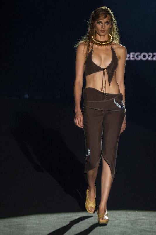 Arturo de la Rosa reconvierte las prendas