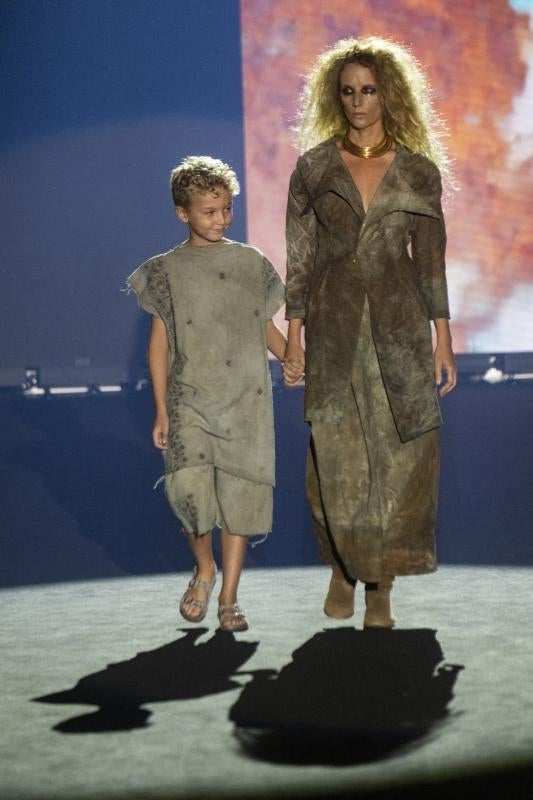 Arturo de la Rosa reconvierte las prendas