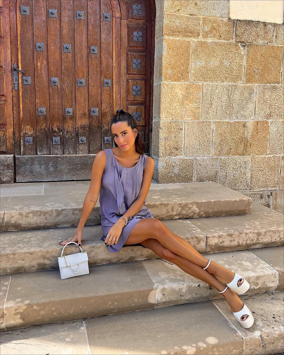 Para una boda de día y si el tiempo aún acompaña, María f. Rubíes escogió un minivestido en color malva. Una opción sencilla y favorecedora de Fendi. 