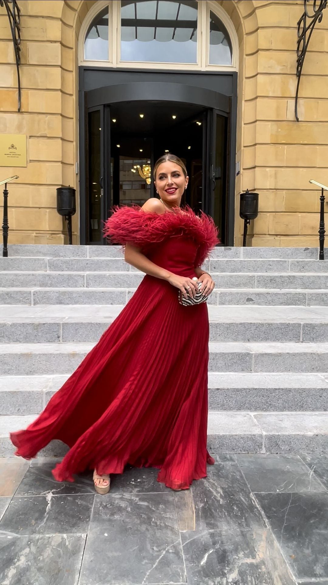 La 'influencer' Natalia Cebrián escogió un vestido de color rojo con escote palabra de honor con plumas en el mismo color de Tot Hom para asistir a la gala inaugural del Festival de cine de San Sebastián.