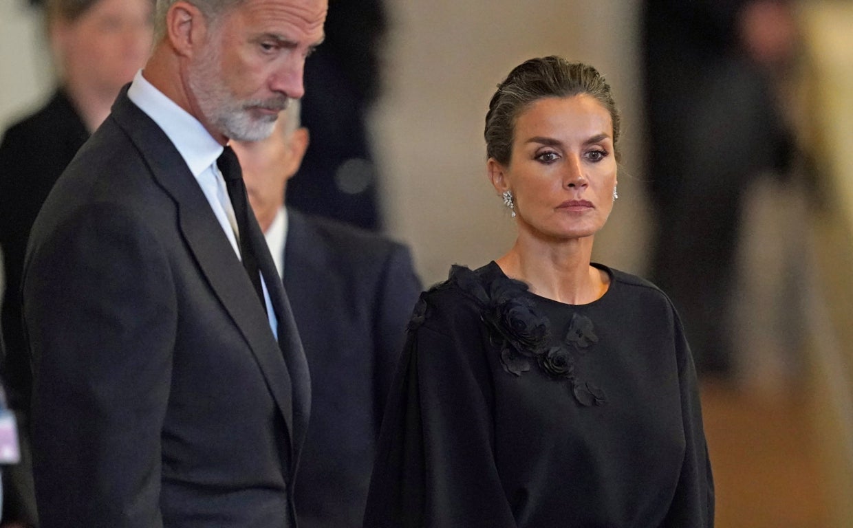 Los Reyes de España en su llegada a la capilla ardiente de la Reina Isabel II
