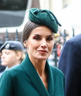 Imagen secundaria 2 - Meghan Markle, Kate Middleton y Letizia Ortiz luciendo diferentes tipos de tocados y peinados. 