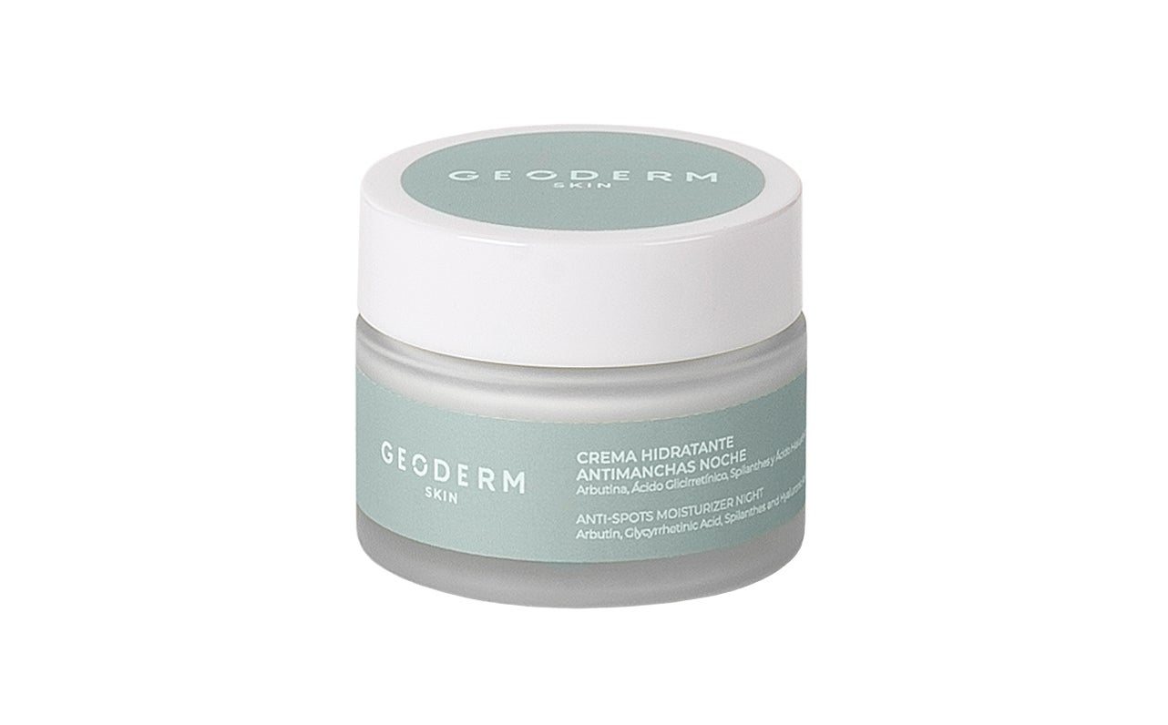 Crema Hidratante Antimanchas de Geoderm (39 euros). Crema de noche despigmentante y reafirmante que contiene arbutina, ácido glicirretínico, spilanthes y ácido hialurónico. Estimula la síntesis de colágeno, atenuando las arrugas, a la vez que corrige las manchas y aporta luminosidad al rostro.