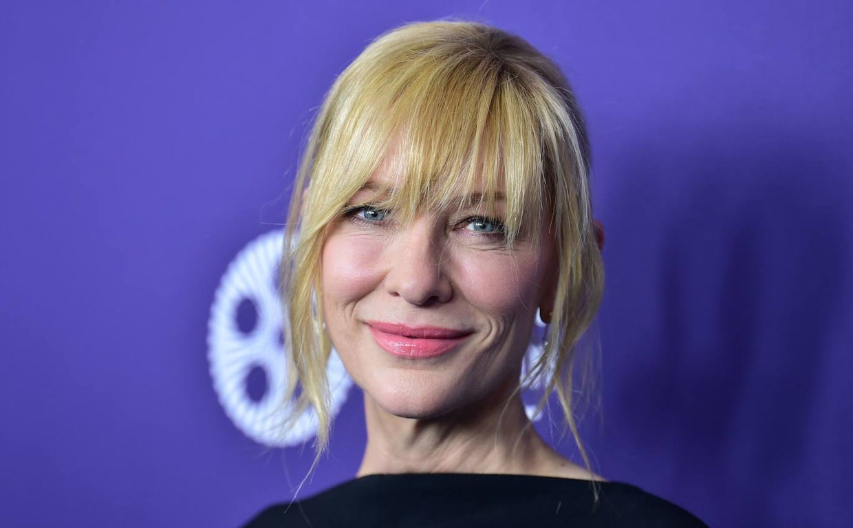 Cate Blanchett con su nuevo flequillo cortina, perfecto para disimular las arrugas de la frente.