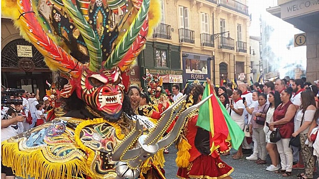 El sábado por la tarde diversas comunidades desfilan en una cabalgata por Bravo Murillo.